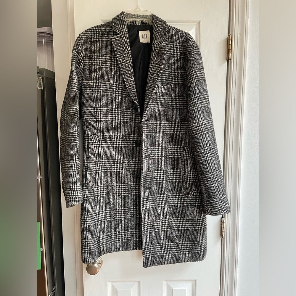 Large black and white check topcoat, medium weight. GAP size Small.